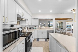 Fridge, microwave, oven, stovetop - Paradise Found! Direct Gulf Access, Kayaks, Heated Pool, Hot Tub - Sky Palms Villa - Roelens (Cape Coral)