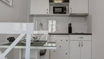 Een koelkast, een magnetron, een kookplaat