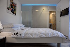 Iron/ironing board, travel cot, free WiFi, bed sheets