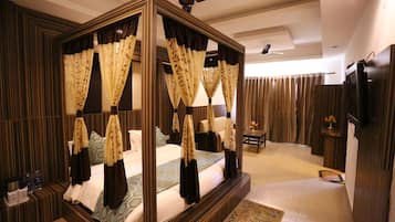Phòng Suite trăng mật, quang cảnh đồi núi | Bộ đồ giường cao cấp, bàn, phòng cách âm