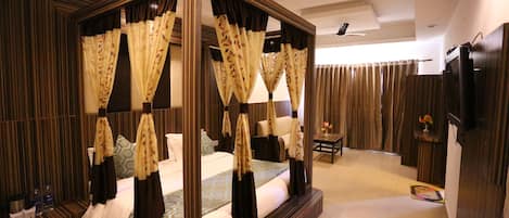 Honeymoon Suite, Hill View | Peralatan tempat tidur premium, meja, kalis bunyi