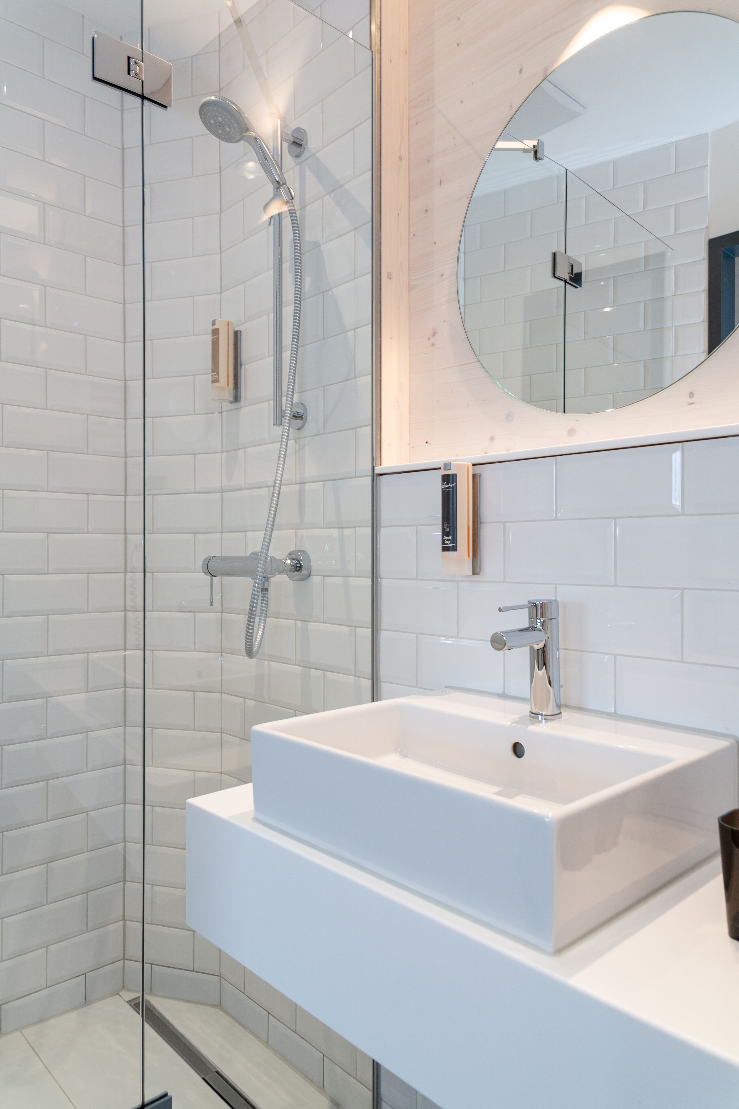Dusche, kostenlose Toilettenartikel, Haartrockner, Hausschuhe