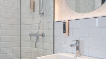 Dusche, kostenlose Toilettenartikel, Haartrockner, Hausschuhe
