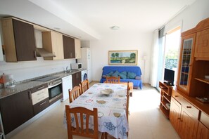 Kjøleskap, mikrobølgeovn, oppvaskmaskin og kaffetrakter/tekoker