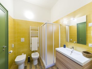 Dobbeltrom, ikke-røyk, privat bad | Bad | Dusj, toalettartikler (inkludert), badekåper og håndklær