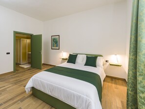 Habitación doble, no fumadores, baño privado | Escritorio, camas supletorias, wifi gratis y ropa de cama
