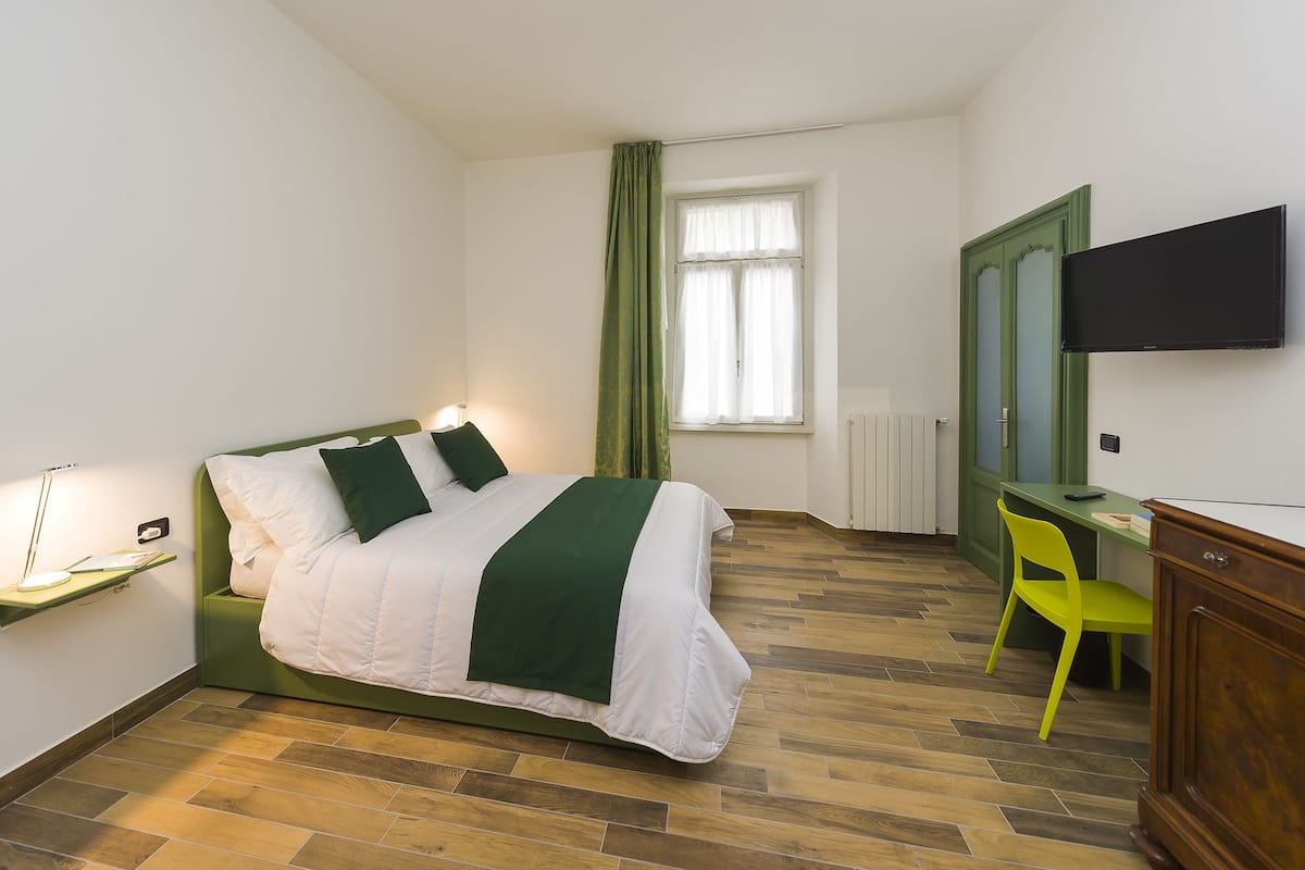 Tweepersoonskamer, niet-roken, privébadkamer | Een bureau, extra bedden, gratis wifi, beddengoed