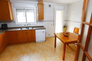 Een koelkast, een magnetron, een oven, een vaatwasser