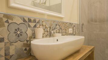 Douche, sĂšche-cheveux, bidet, serviettes fournies