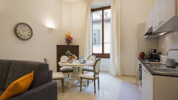 Réfrigérateur, micro-ondes, plaque de cuisson, cafetiÚre/bouilloire