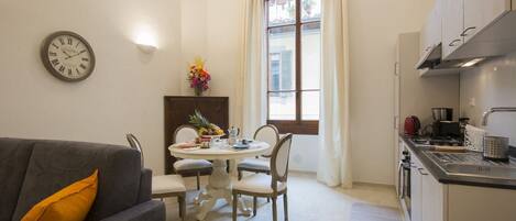 Een koelkast, een microgolfoven, een kookplaat