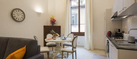 Refrigerador, microondas, parrilla de estufa y cafetera y tetera