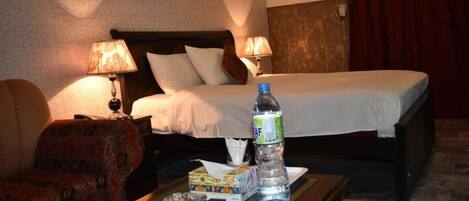 Kamar Double Deluks, 1 Tempat Tidur King | 1 kamar tidur, minibar, brankas, dan setrika/meja setrika