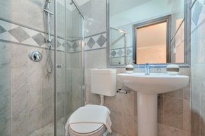 Douche, séchoir à cheveux, serviettes fournies