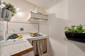 Een koelkast, een oven, een kookplaat, een broodrooster