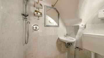 Een douche, een haardroger, handdoeken, shampoo