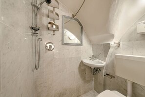 Een douche, een haardroger, handdoeken, shampoo