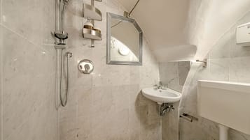 Regadera, secadora de cabello, toallas, shampoo