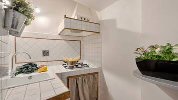 Een koelkast, een oven, een kookplaat, een broodrooster