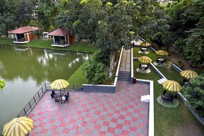 2 restaurants, international cuisine