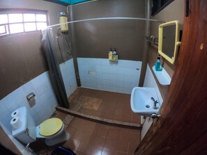 Shower, free toiletries, towels