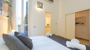 3 bedrooms, internet, bed sheets - Purificazione Hi-Tech Apartment (Rome)