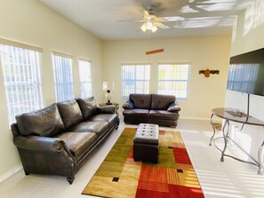 Una Smart TV, una mesa de tenis de mesa, libros