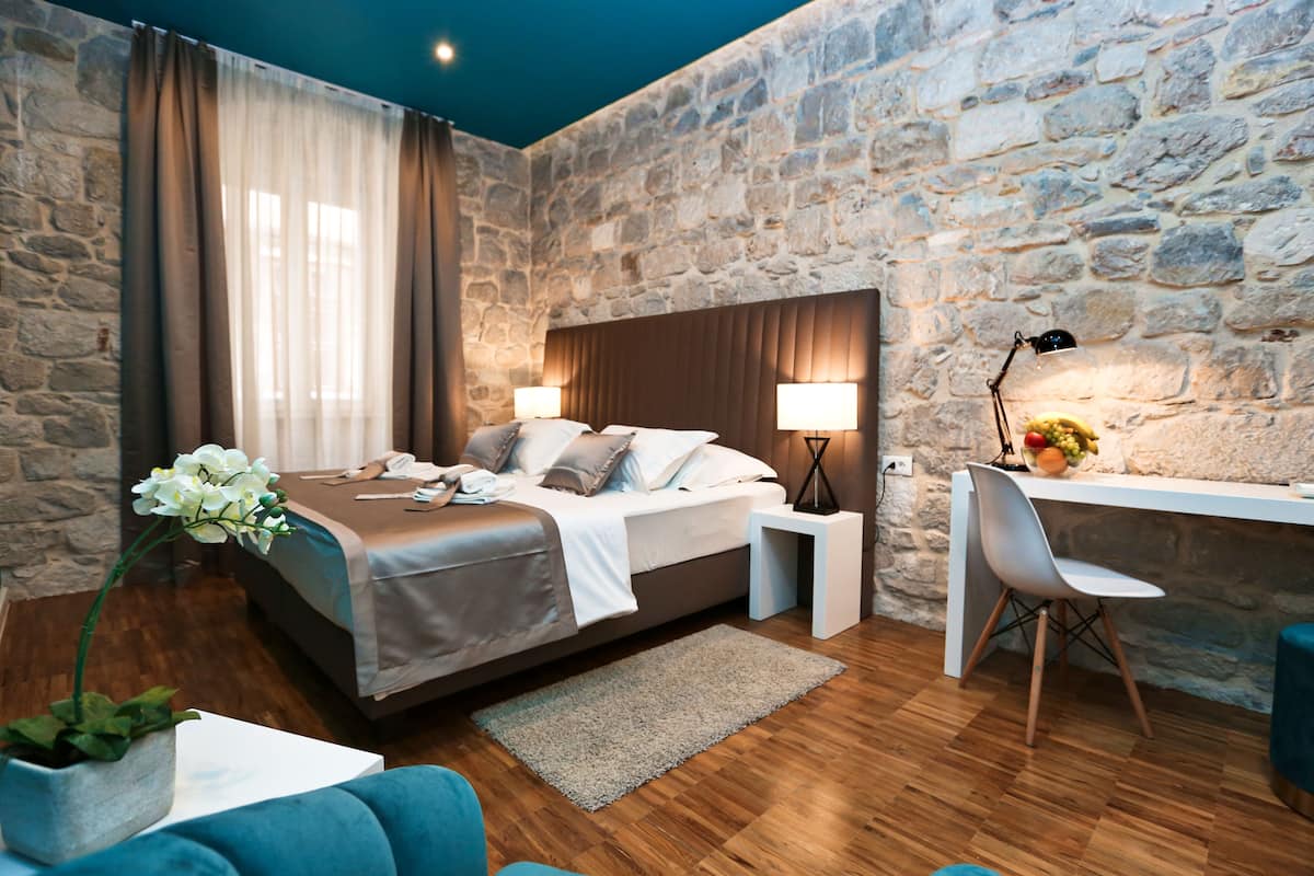 Deluxe Double or Twin Room | Bộ đồ giường cao cấp, chăn bông, nệm Select Comfort, minibar 