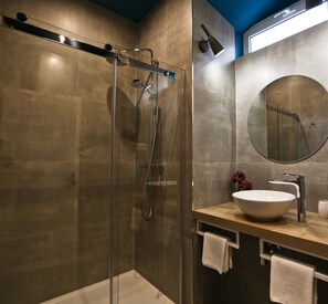 Deluxe Double or Twin Room | Baño | Regadera, regadera tipo lluvia, amenidades de baño gratuitas 