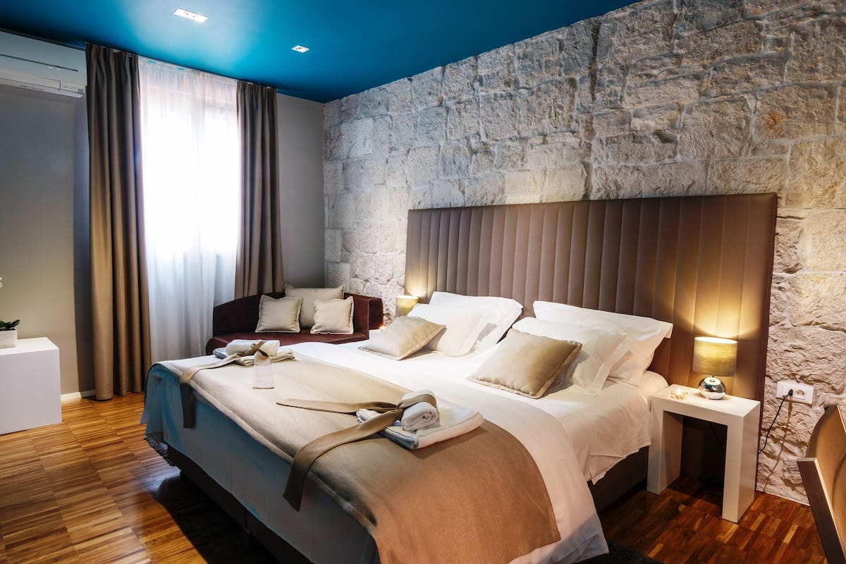 Phòng đôi hoặc 2 giường đơn Premium | Bộ đồ giường cao cấp, chăn bông, nệm Select Comfort, minibar 