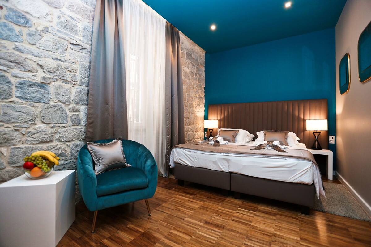 Deluxe Double or Twin Room | Bộ đồ giường cao cấp, chăn bông, nệm Select Comfort, minibar 