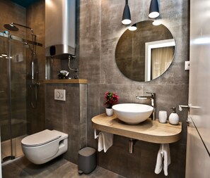 Deluxe Double or Twin Room | Bad | Dusj, regndusjhode, toalettartikler (inkludert) og hårføner