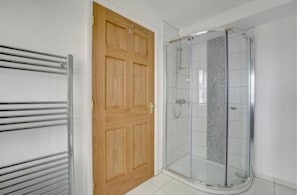 Douche, sèche-cheveux, serviettes fournies, papier toilette
