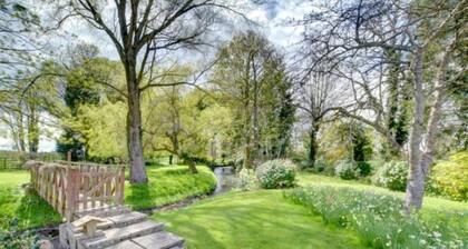 Riverside Cottage is a quiet haven for two. Right on the East Stour river.