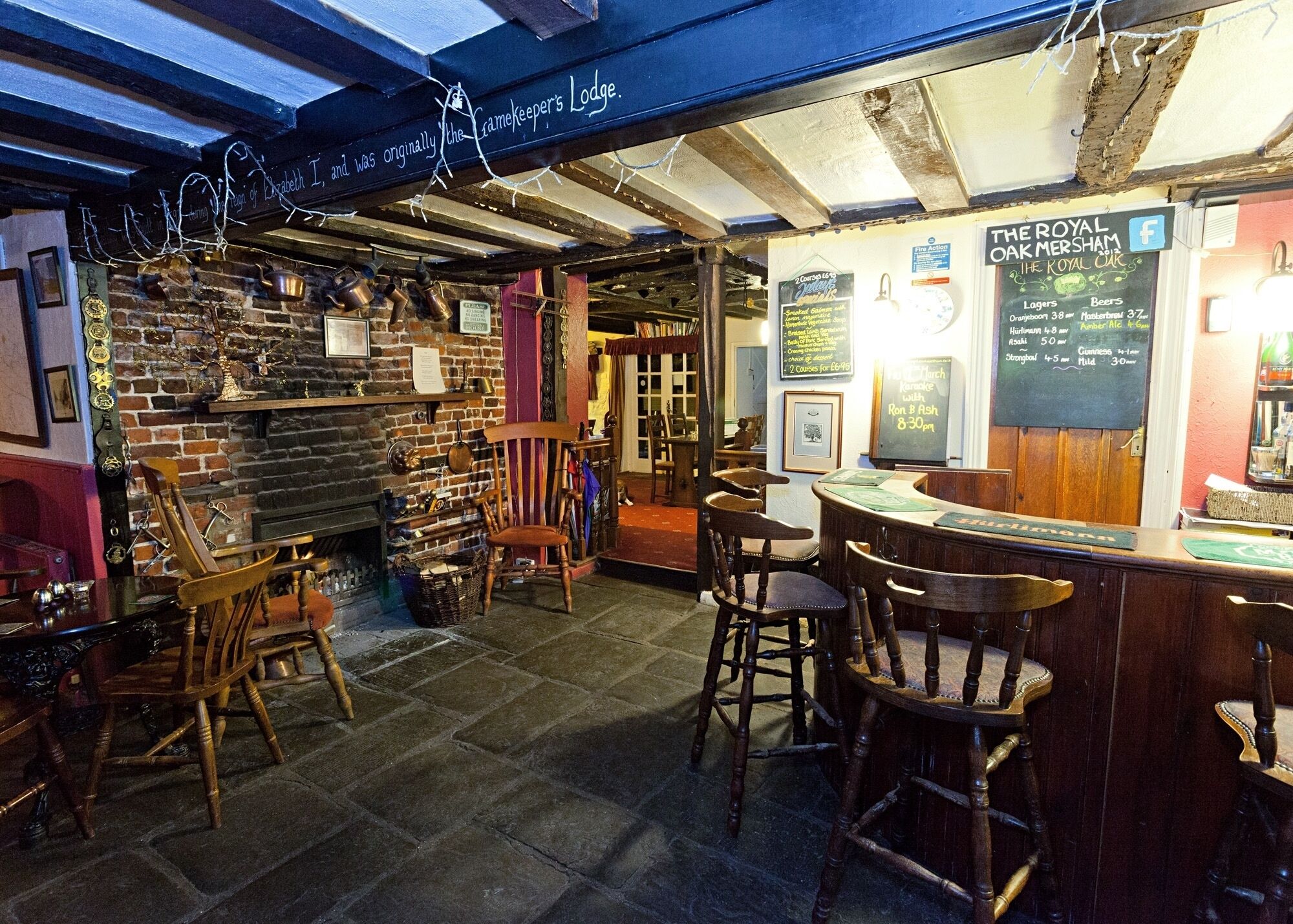 Ein gemütliches Pub-Interieur mit freiliegenden Backsteinwänden, Holzmöbeln und einer Bar.