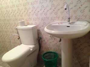 Dusche, kostenlose Toilettenartikel, Handtücher