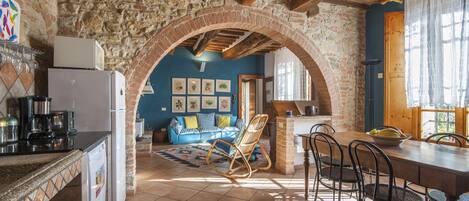 Frigorifero, microonde, forno, piano cottura