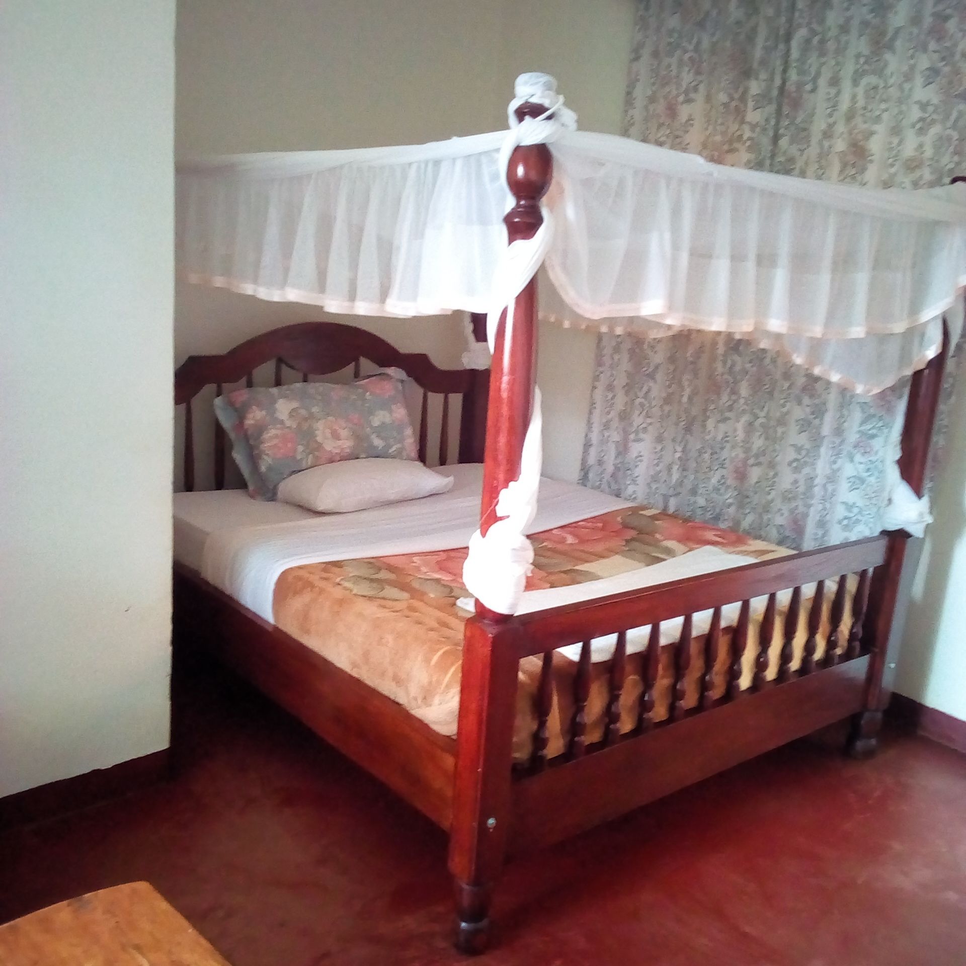 single room | desk, soundproofing, free wifi, bed sheets
