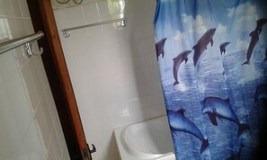 Chambre Simple | Salle de bain | Douche, articles de toilette gratuits, chaussons, serviettes fournies