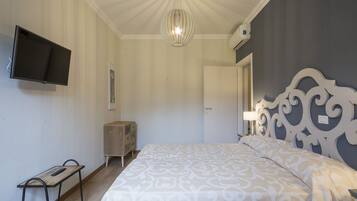 2 bedrooms, desk, iron/ironing board, WiFi