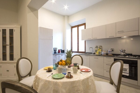 Fridge, oven, stovetop, coffee/tea maker