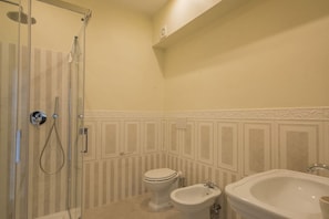 Douche, sèche-cheveux, bidet, serviettes fournies