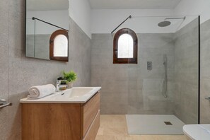 Ensemble baignoire-douche, serviettes fournies