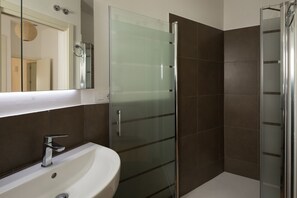 Shower, hair dryer, towels - 2 bedrooms, 2 bathrooms, private terrace with pool (Sevilla)
