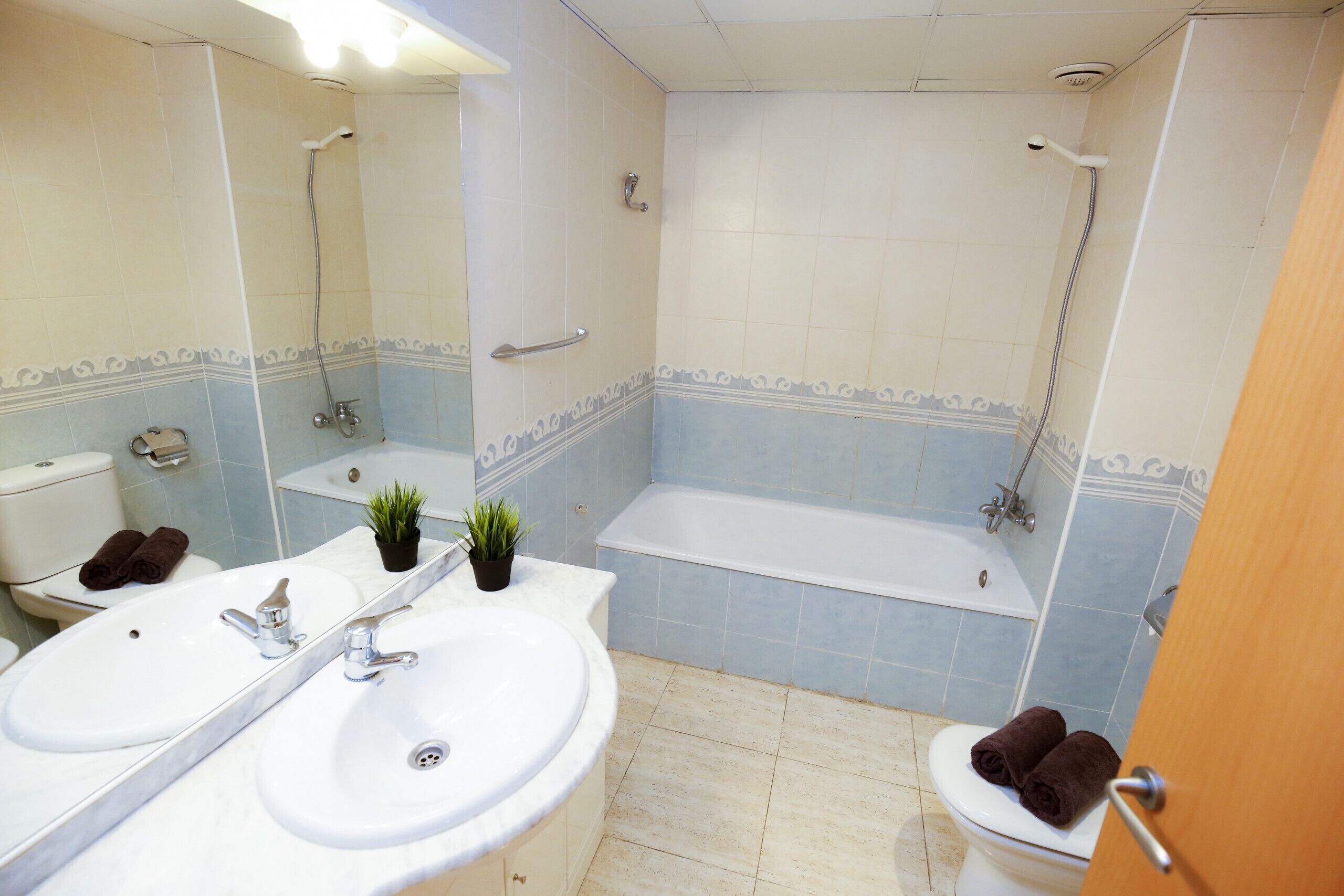 Bathtub, towels