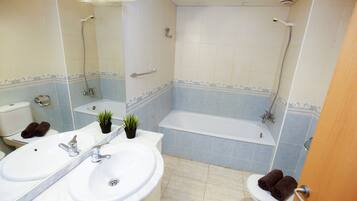 Bathtub, towels