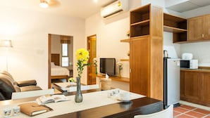 1-Bedroom Apartment | Aire de séjour | Téléviseur à écran plat