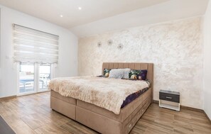 4 bedrooms, in-room safe, free WiFi, bed sheets