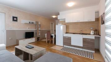 Fernseher, Tischtennisplatte