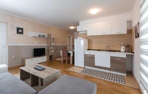 TV, tavolo da ping pong